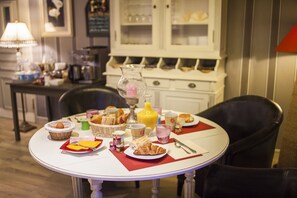 Petit déjeuner buffet (10 EUR par personne)