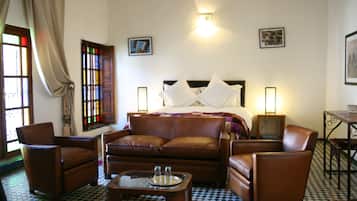 Suite (Cream) | Literie de qualité supérieure, coffres-forts dans les chambres, bureau
