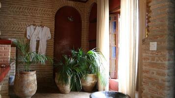 Ropa de cama de alta calidad y caja de seguridad en la habitación