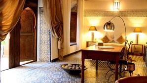 Green Suite | Premium bedding, in-room safe, desk, iron/ironing board (on request) - Riad Laaroussa (Fes)