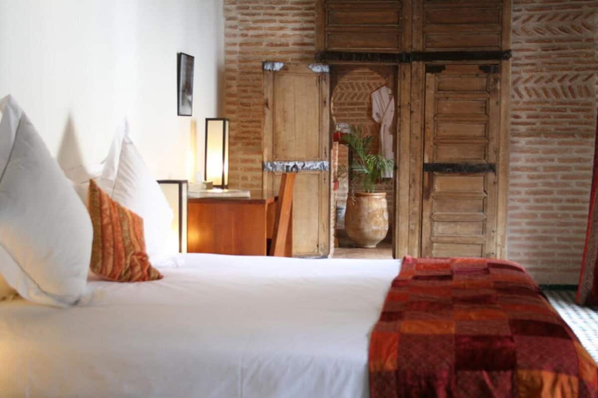 Red Room | Premium bedding, in-room safe, desk, iron/ironing board