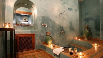 Green Suite | Bathroom | Free toiletries, hair dryer, bathrobes, towels