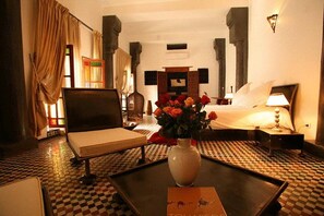 Roupas de cama premium, cofres nos quartos, escrivaninha