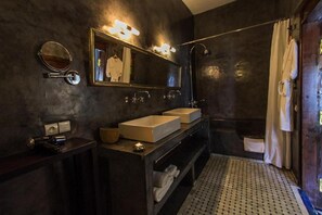Grey Suite | Bathroom | Free toiletries, hair dryer, bathrobes, towels - Riad Laaroussa (Fes)