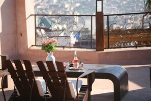 Roupas de cama premium, cofres nos quartos, escrivaninha