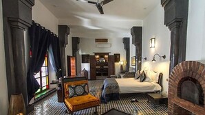Grey Suite | Premium bedding, in-room safe, desk, iron/ironing board (on request) - Riad Laaroussa (Fes)