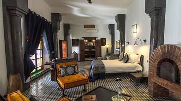 Sviitti (Grey) | Ylelliset vuodevaatteet, tallelokero huoneessa, työpöytä