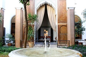 Green Suite | Premium bedding, in-room safe, desk, iron/ironing board - Riad Laaroussa (Fes)