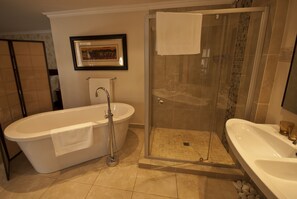 Standaard kamer | Badkamer | Een douche, een haardroger, handdoeken