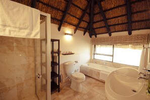 Shower, hair dryer, towels - Lourie Lodge (Sandton)