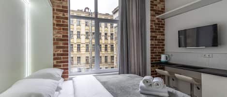 Estudio económico, 1 cama Queen size, para no fumadores, microondas | Camas Tempur-Pedic y caja de seguridad en la habitación
