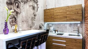 Studiosuite – design, 1 kingsize-seng | Eget tekjøkken | Kjøleskap, mikrobølgeovn og kjøkkenutstyr