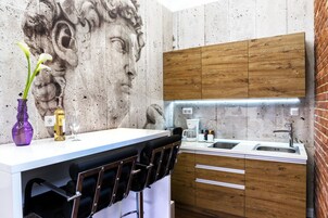 Design studio suite, 1 kingsize bed | Privékitchenette | Een koelkast, een magnetron, kookgerei, borden en bestek