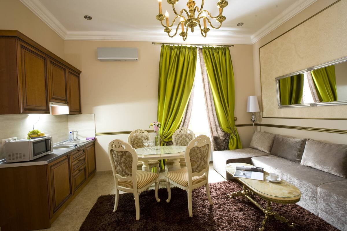 Un espacio habitable compacto con comedor, kitchenette y zona de estar.
