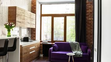 Studiosuite – deluxe, 1 kingsize-seng, kjøkken, gårdsplassområde | Tempur-Pedic-senger, safe på rommet og individuelt dekorert