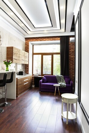 Suite estudio Deluxe, 1 cama King size, cocina, en el área del patio | Camas Tempur-Pedic y caja de seguridad en la habitación