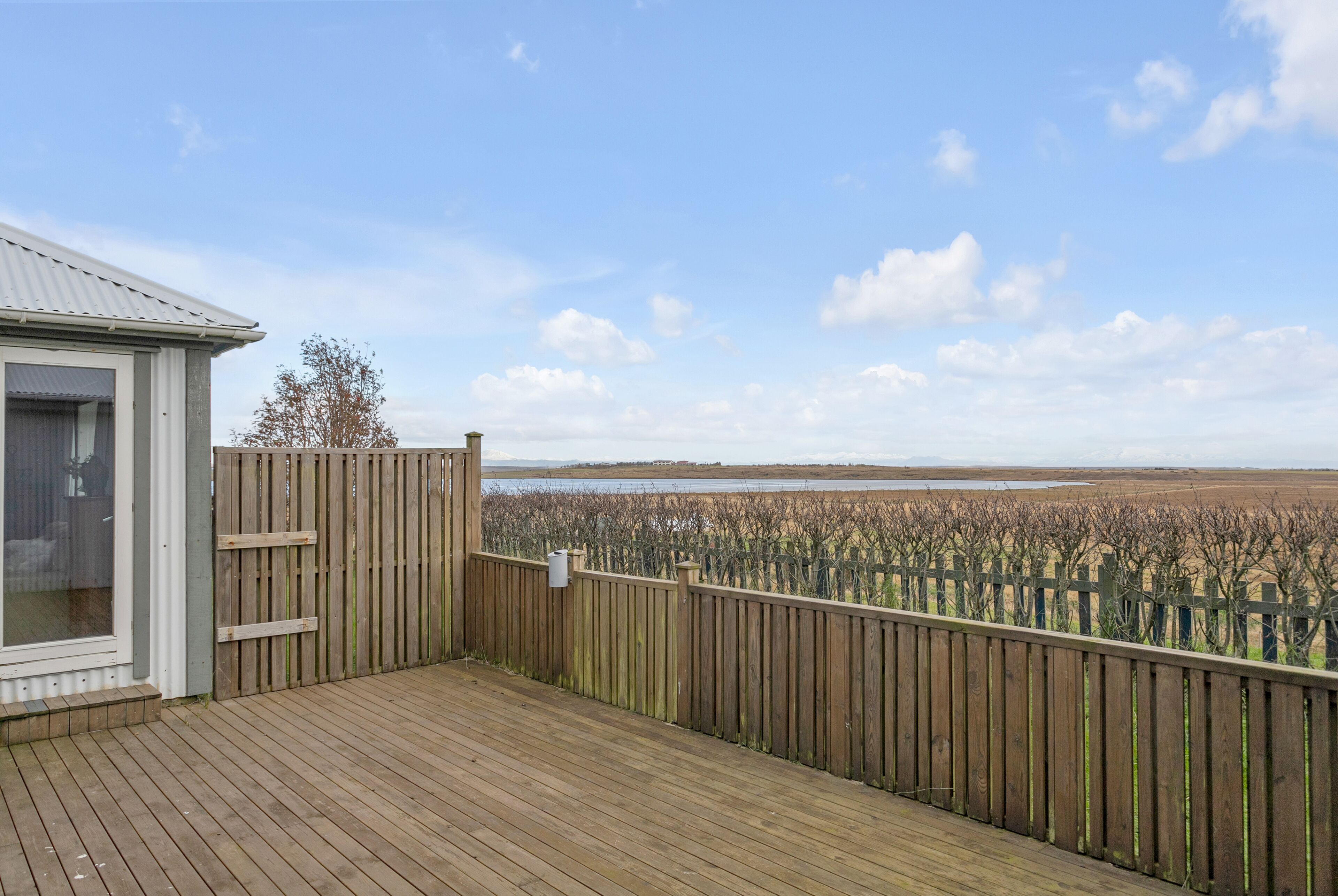 Une terrasse en bois offrant une vue sur une plage et des marais.