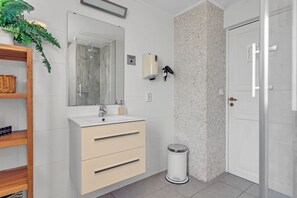 Comfort Apartment, 3 Bedrooms, Kitchen, Lake View (Basement) | Bathroom - Guesthouse Vatnsholt (Selfoss)