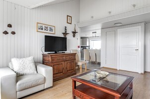 Comfort Apartment, 3 Bedrooms, Kitchen, Lake View (Basement) | Living room | Foosball, books