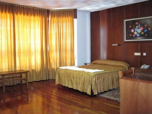 Escritorio, wifi gratis y ropa de cama 