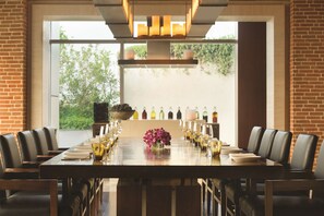 5 restaurants; breakfast, lunch, dinner, and brunch served - Hyatt Regency Chennai (Chennai)