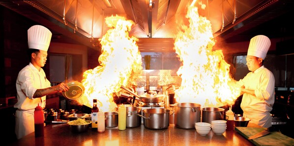 5 restauranter, frokost, lunsj og middag serveres, kinesiske retter