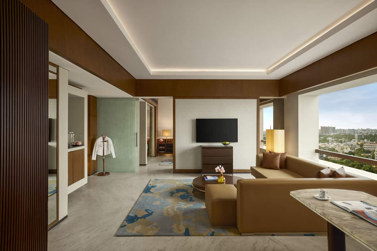 Executive Suite | Premium bedding, in-room safe, desk, laptop workspace