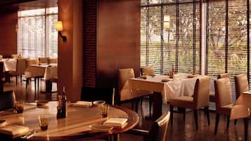 5 restaurantes; se sirve desayuno, almuerzo y cena; cocina china