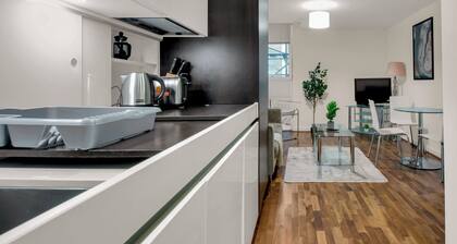 Lamb's Passage Elegant One Bed Apartment