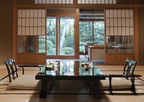 Premium suite, bijgebouw (Japanese Style,Open Air Bath w/Garden) | Een kluis op de kamer, een bureau, wifi, beddengoed