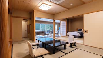 일본식 객실, 금연, 발코니 (Indoor hot spring bath,CI by 6PM) | 객실 내 금고, 책상, WiFi, 침대 시트