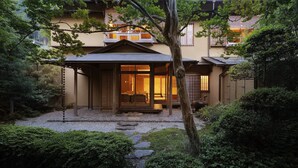 尊荣套房, 副楼 (Japanese Style,Open Air Bath w/Garden) | 住宿正面 - 傍晚/夜晚