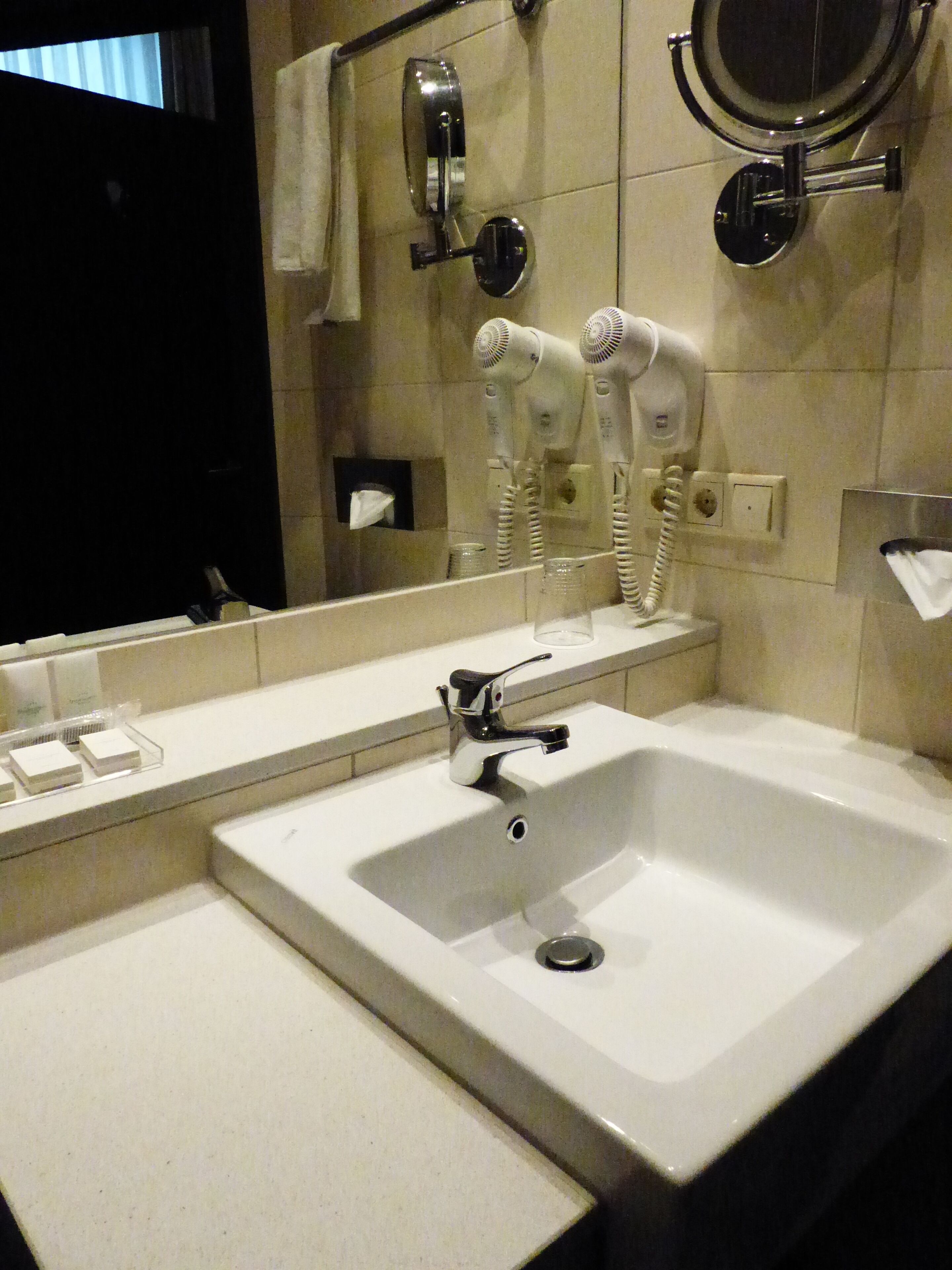 standard single room | bathroom | free toiletries, hair dryer, bathrobes, slippers