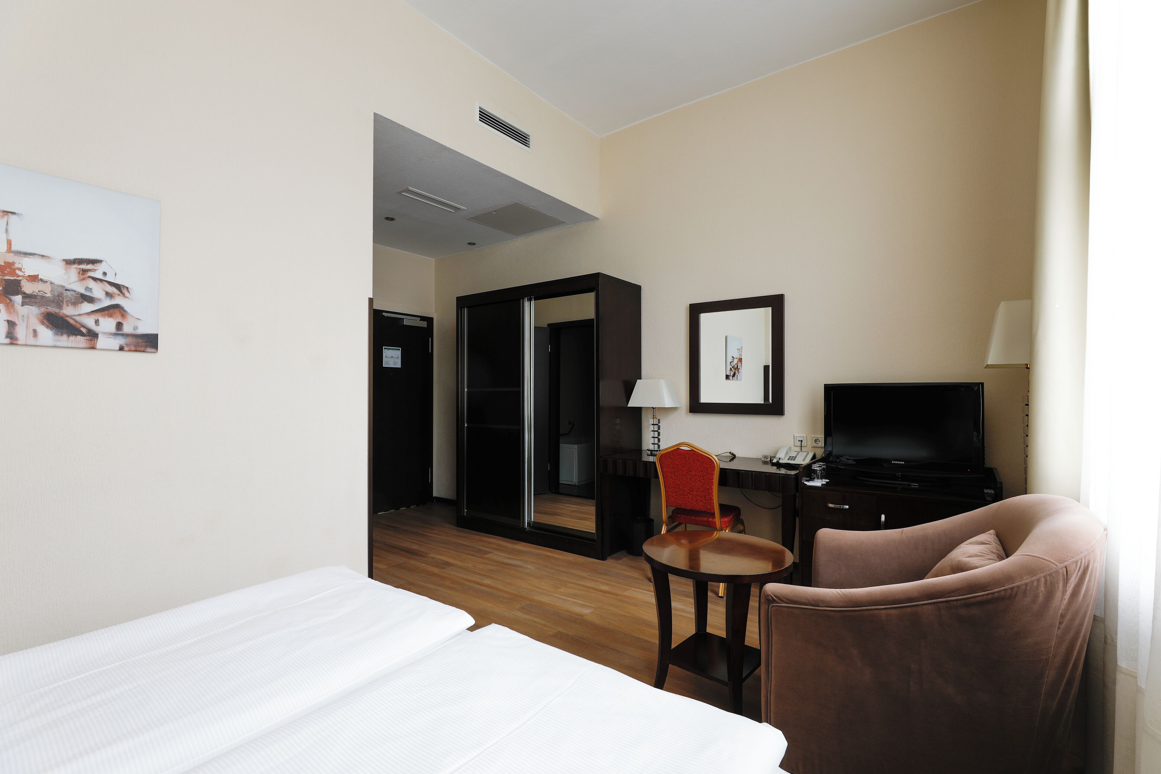 Tweepersoonskamer | Hypoallergeen beddengoed, een minibar, een kluis op de kamer, een bureau