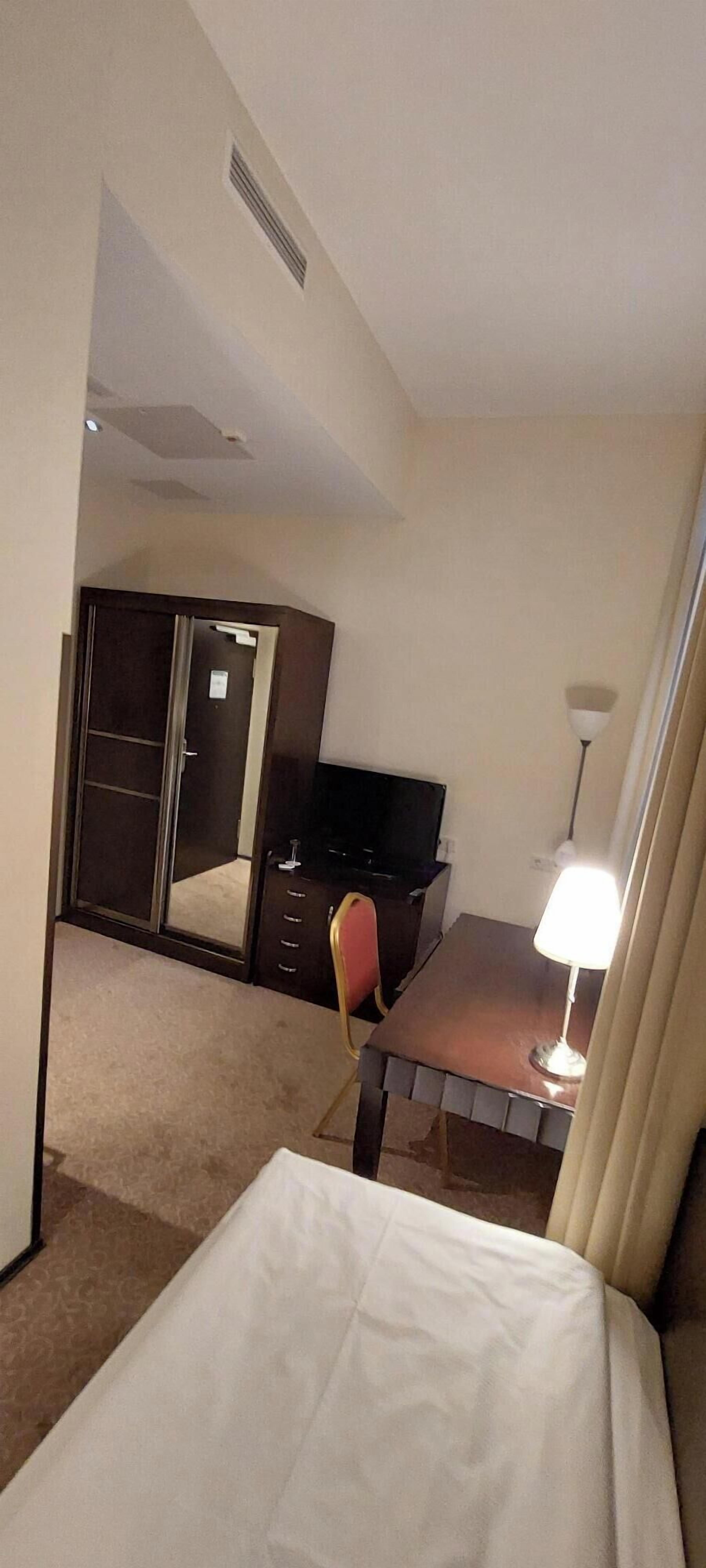 ห้องซิงเกิล (mini) | เครื่องนอนป้องกันสารก่อภูมิแพ้, มินิบาร์, ตู้นิรภัยในห้องพัก, โต๊ะทำงาน