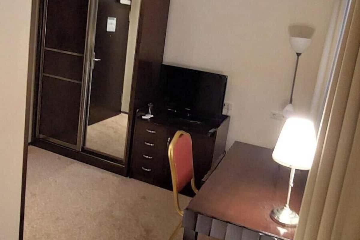 Yhden hengen huone (mini) | Allergiatestatut vuodevaatteet, minibaari, tallelokero huoneessa