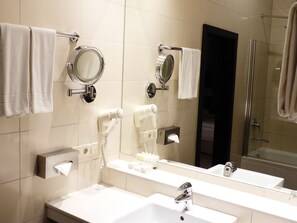 Bathroom sink - Grand Palace Hotel Hannover (Hannover)