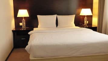 ملاءات للفراش لا تسبب الحساسية وميني بار وخزنة داخل الغرفة ومكتب