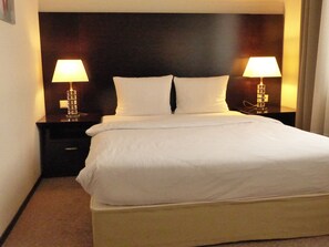 Hypoallergeen beddengoed, een minibar, een kluis op de kamer, een bureau