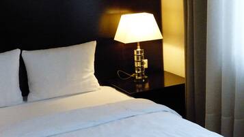 Standard enkelrum | Allergitestade sängkläder, minibar och värdeförvaringsskåp på rummet