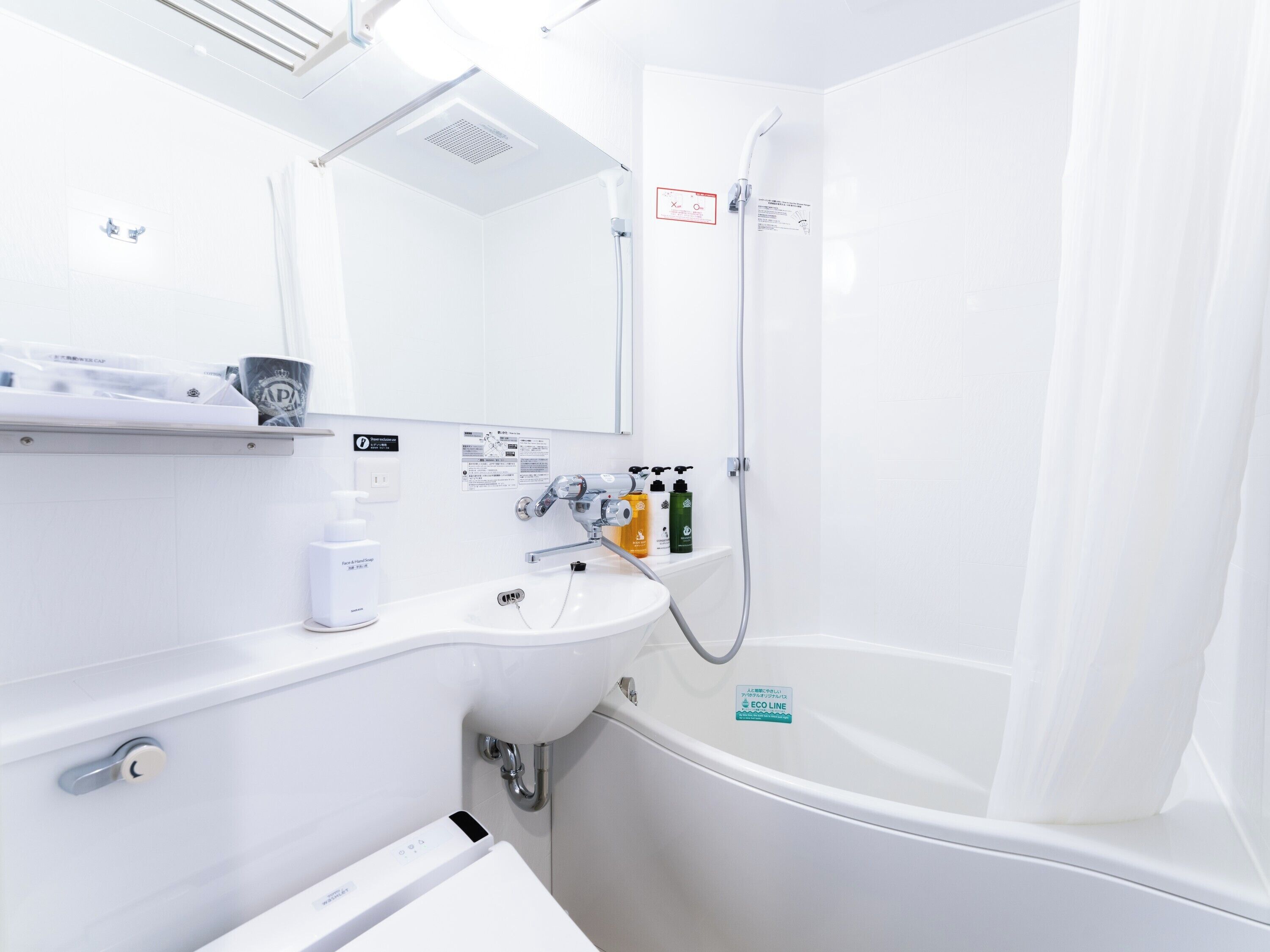 Combined shower/bathtub, deep-soaking bathtub, free toiletries
