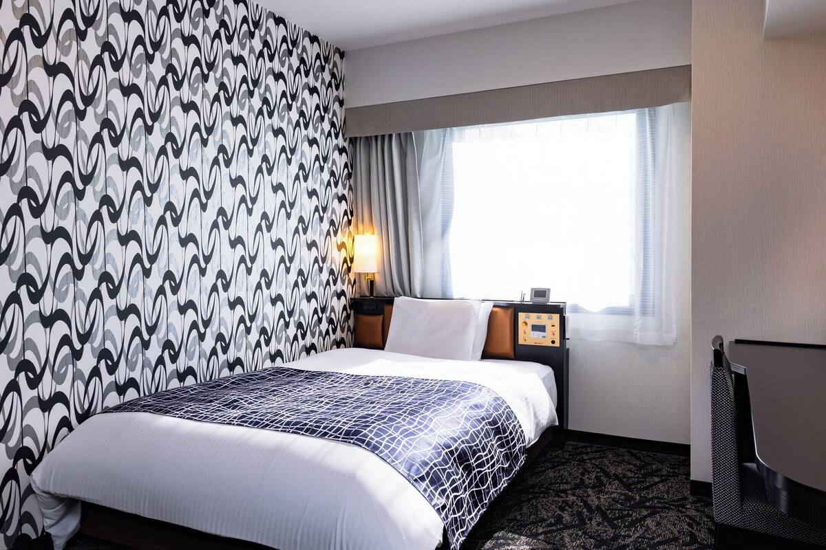 Down comforters, desk, laptop workspace, WiFi (free)