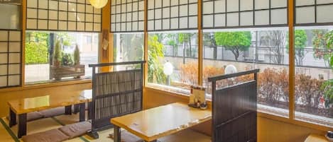 Frukost, lunch och middag serveras