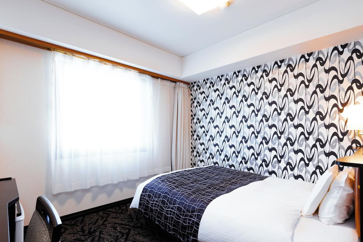 Down comforters, desk, laptop workspace, WiFi (free)