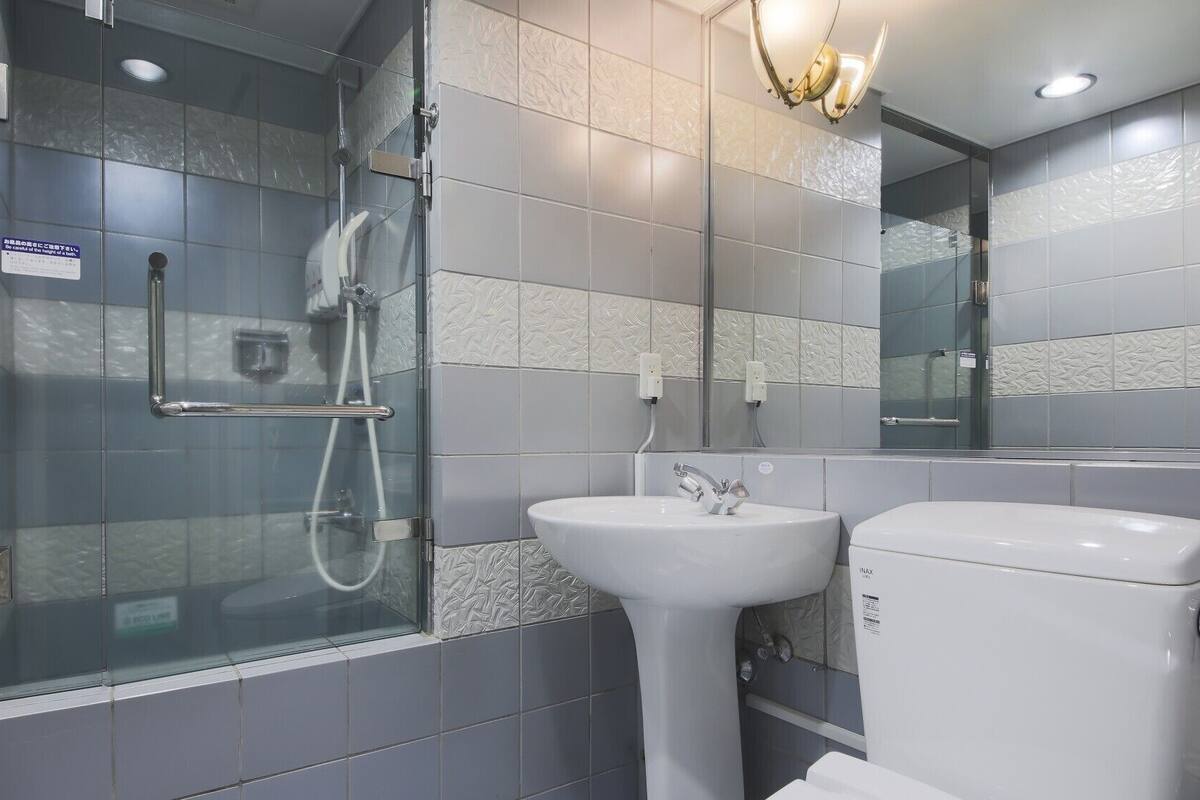 Ducha, artículos de higiene personal gratuitos y secador de pelo