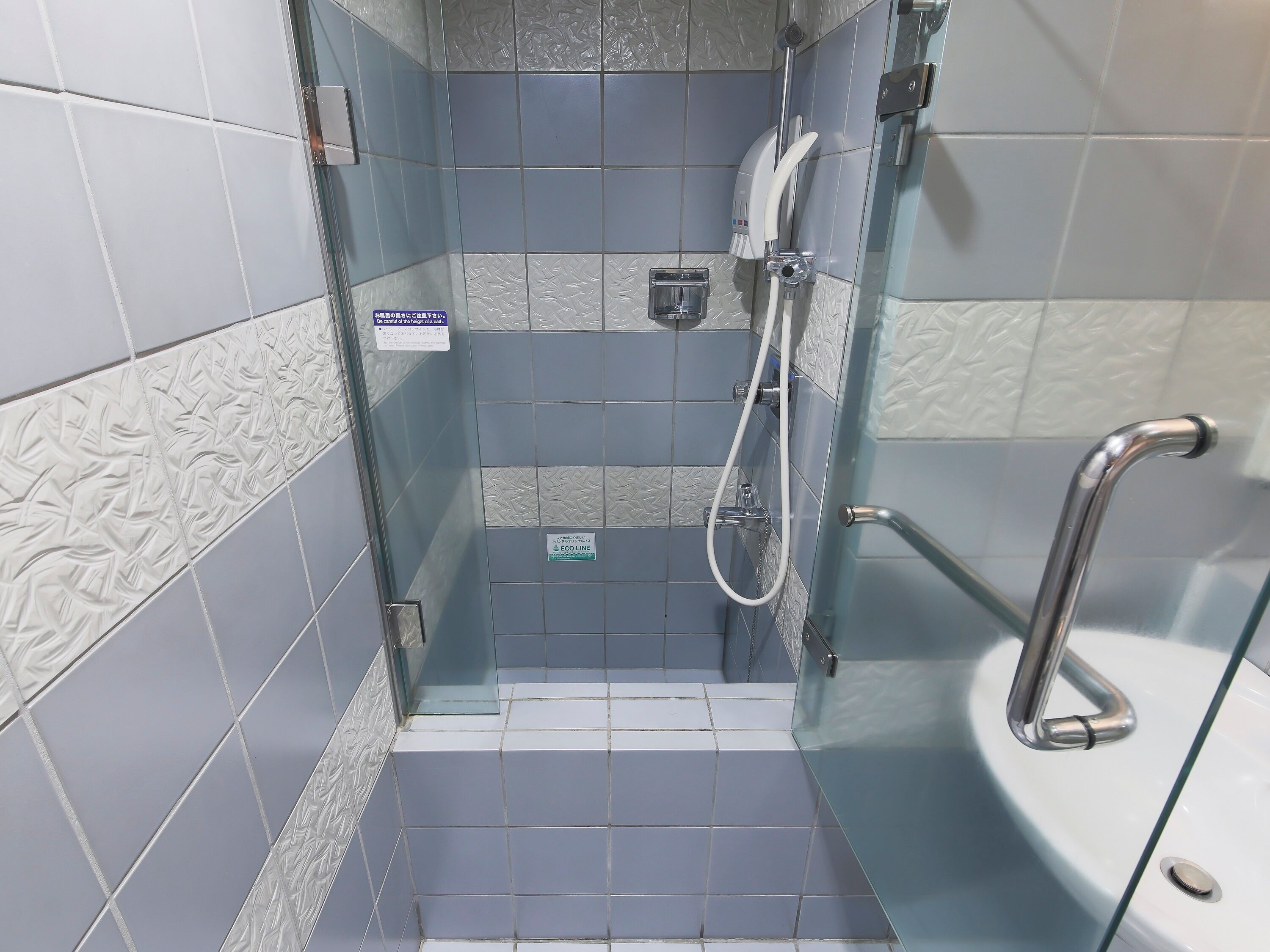 Een douche, gratis toiletartikelen, een haardroger, pantoffels