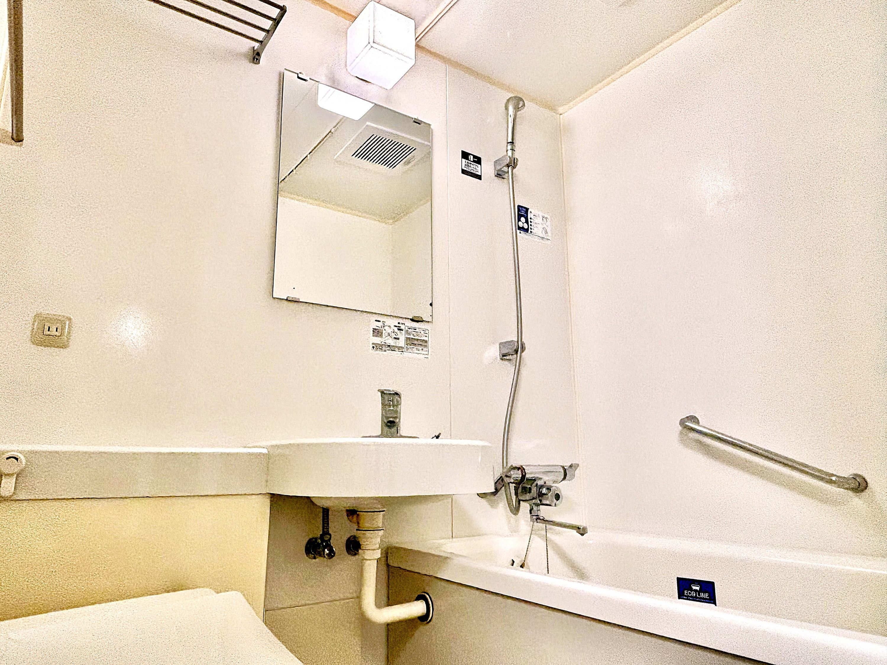Combined shower/tub, free toiletries, hair dryer, slippers