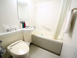 Een bad/douchecombinatie, gratis toiletartikelen, een haardroger