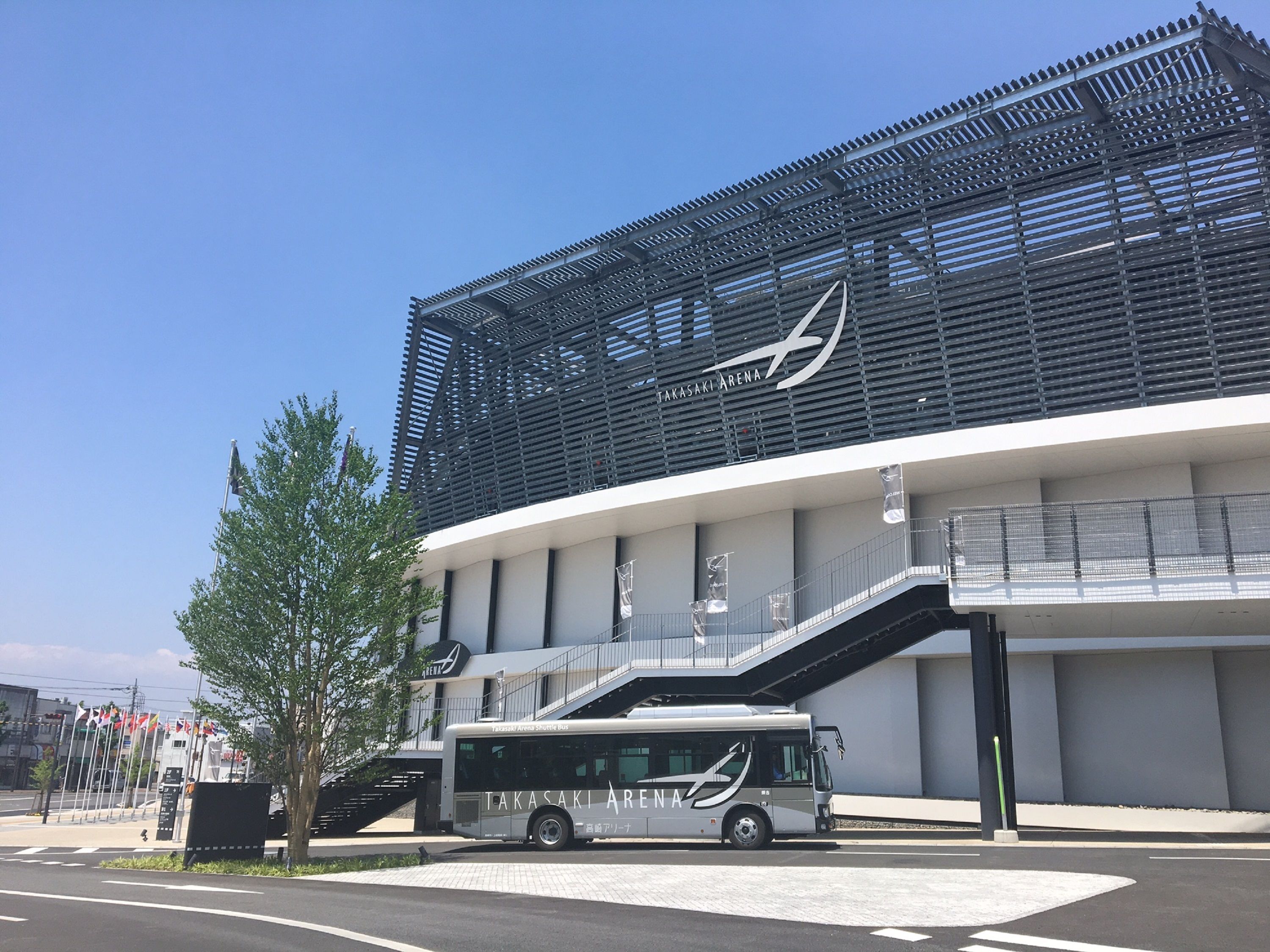 Moderni rakennus, jonka julkisivussa on suuri kyltti, jossa lukee: ”Takasaki Arena”.