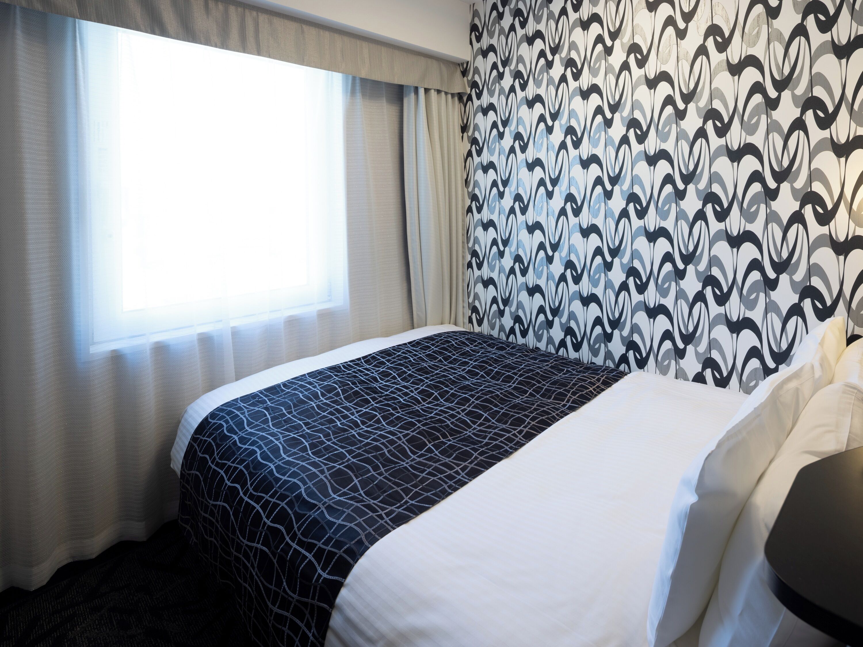 Escritorio, cortinas blackout, insonorización y wifi gratis 